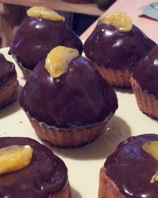 Мандариновые кексы с шоколадной глазурью