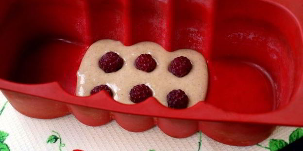 мраморный пряный кекс на сыворотке с малиной