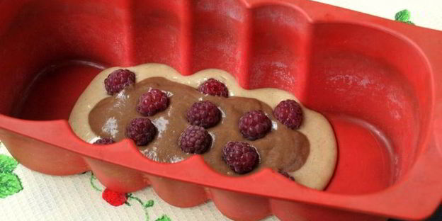 мраморный пряный кекс на сыворотке с малиной