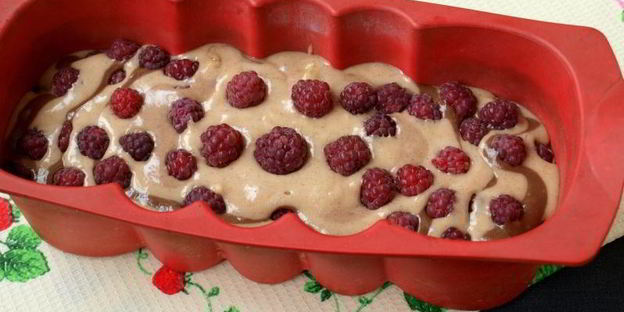 мраморный пряный кекс на сыворотке с малиной