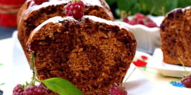 мраморный пряный кекс на сыворотке с малиной