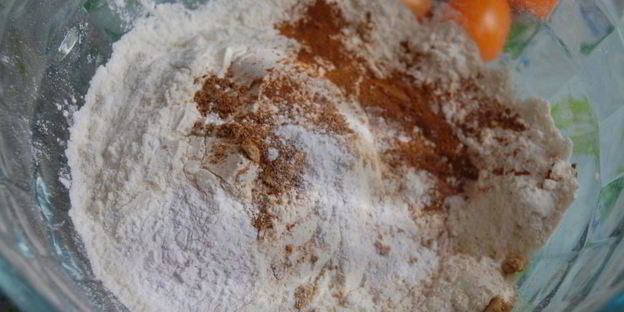 пряные томатные кексы с красной смородиной