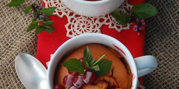 пряные томатные кексы с красной смородиной