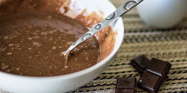 шоколадный кекс в кружке