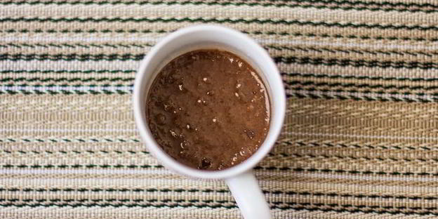 шоколадный кекс в кружке