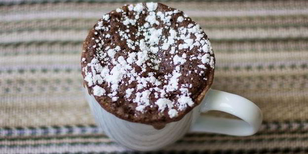 шоколадный кекс в кружке