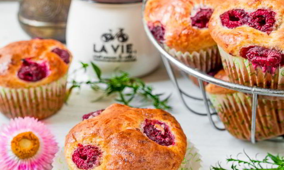 Рецепт творожных кексиков с малиной