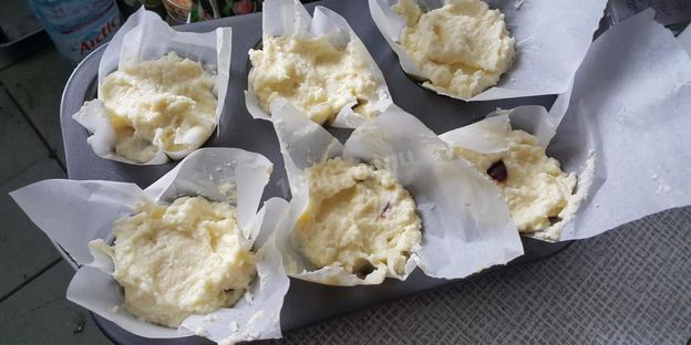 творожные кексы со сливами