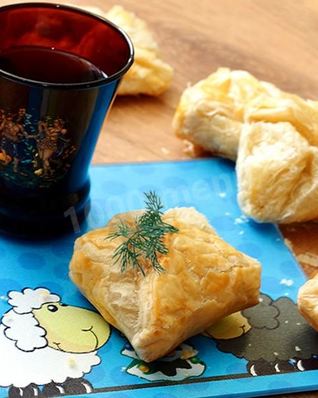 Хачапури из слоеного теста с сулугуни