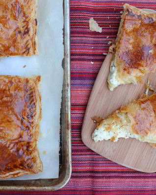 Хачапури из слоеного теста с сыром в духовке