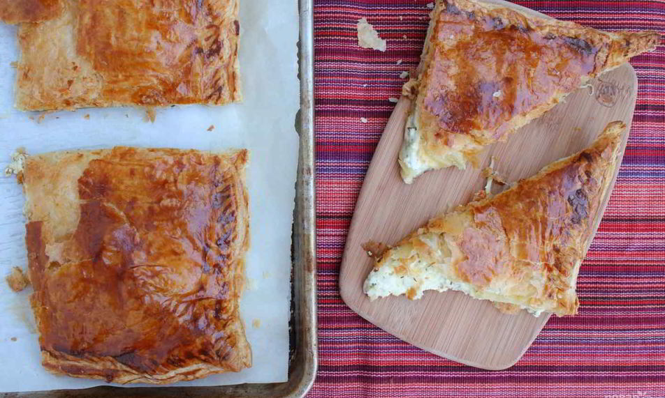 Рецепт хачапури из слоеного теста с сыром в духовке