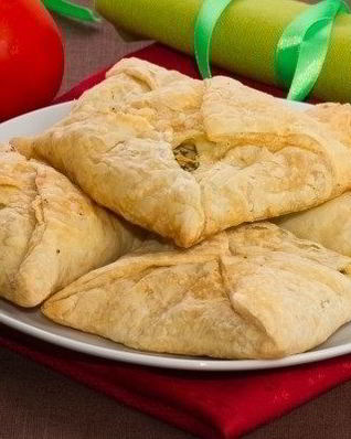 Хачапури из слоеного теста с сыром