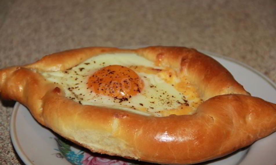 Рецепт хачапури лодочка с сулугуни и яйцом по аджарски