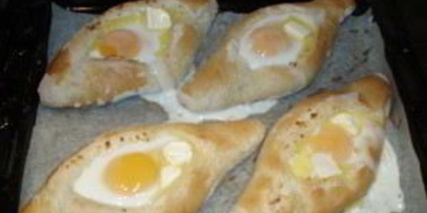 хачапури с яйцом и сыром