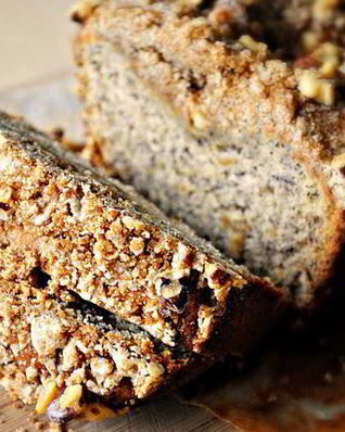 Банановый хлеб с корицей и орехами