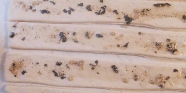 чесночный хлеб с базиликом и черным перцем