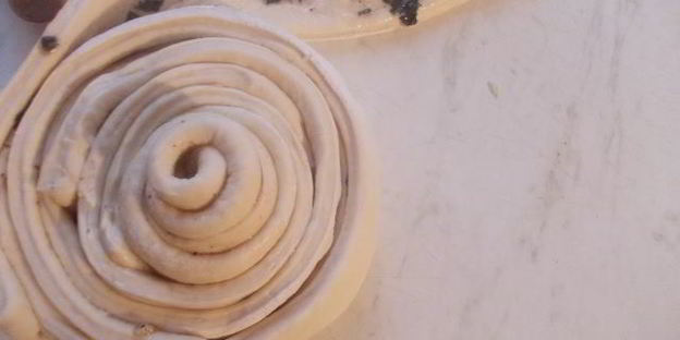 чесночный хлеб с базиликом и черным перцем