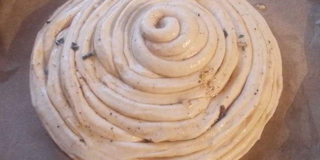 чесночный хлеб с базиликом и черным перцем