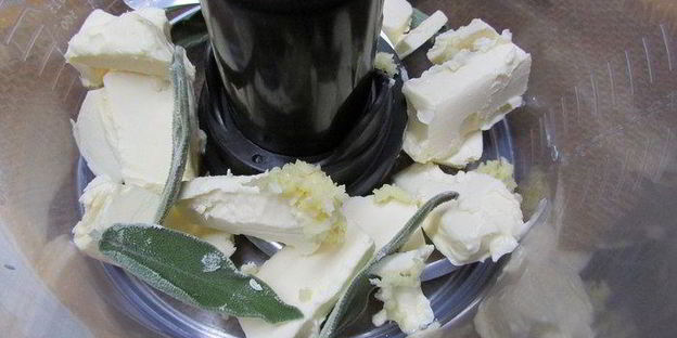 чесночный хлеб с шалфеем