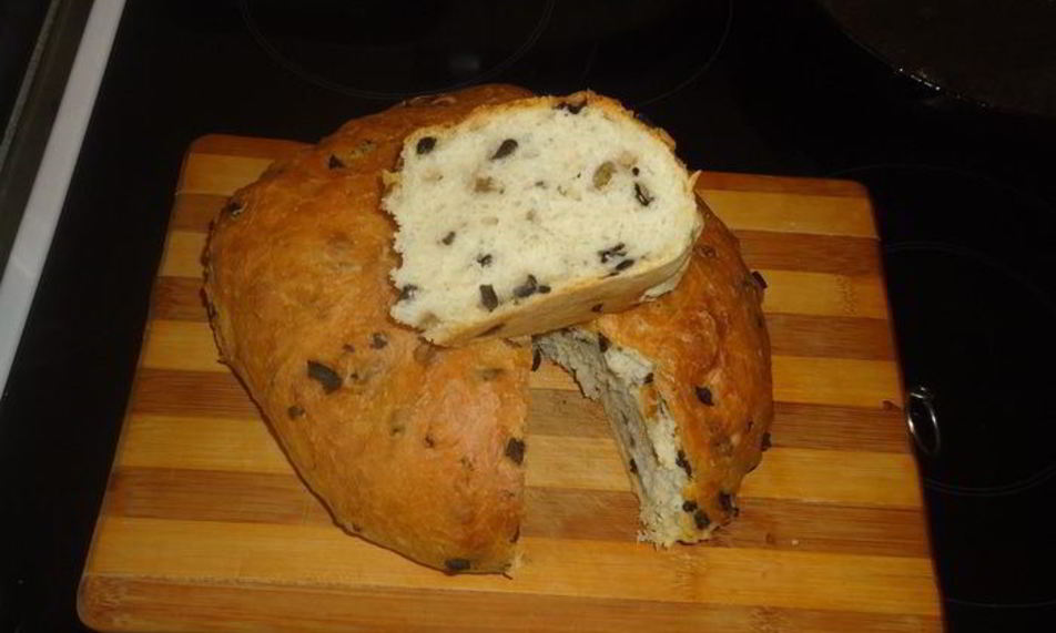 Рецепт домашнего хлеба с оливками и чесноком