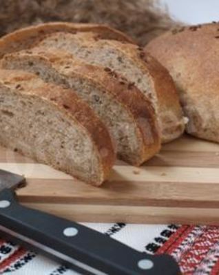 Горчичный хлеб из цельнозерновой муки с семенами льна