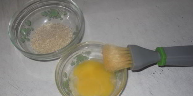 хлеб белый на кефире с кунжутом