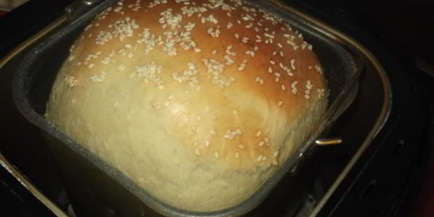 хлеб белый на кефире с кунжутом