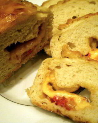 Хлеб с начинкой из бекона и перца