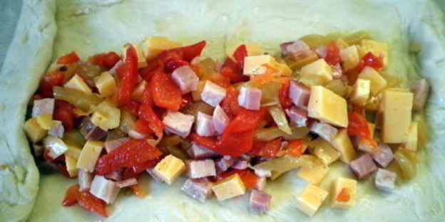 хлеб с начинкой из бекона и перца