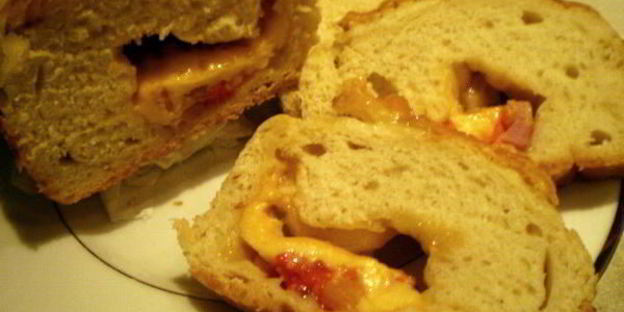 хлеб с начинкой из бекона и перца