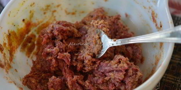 мясной хлеб с кукурузным слоем