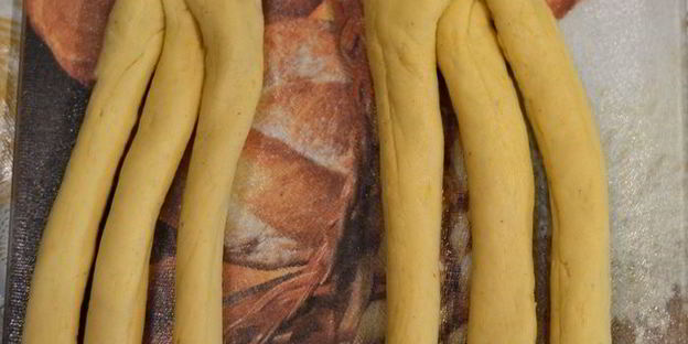 пасхальный плетеный сладкий хлеб шесть волокон