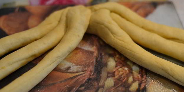 пасхальный плетеный сладкий хлеб шесть волокон