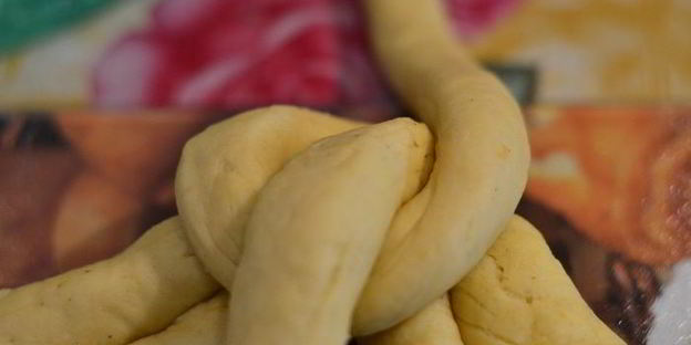 пасхальный плетеный сладкий хлеб шесть волокон