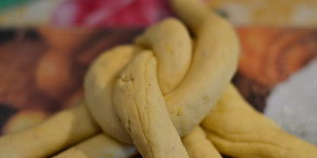 пасхальный плетеный сладкий хлеб шесть волокон