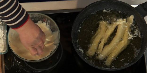 хворост из трески и семги с огуречной райтой