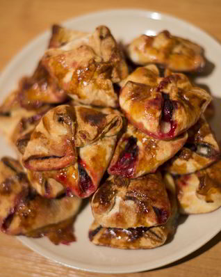 Конвертики с вишней, корицей и апельсинами