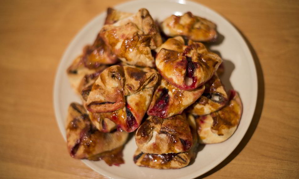 Рецепт конвертиков с вишней, корицей и апельсинами