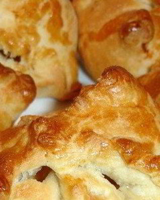 Конвертики с яблоком, изюмом и корицей