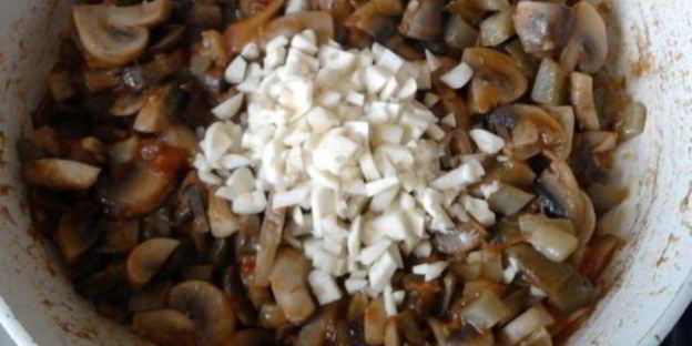 фаршированный овощами лаваш в духовке