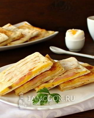 Конвертики из лаваша с сыром и ветчиной