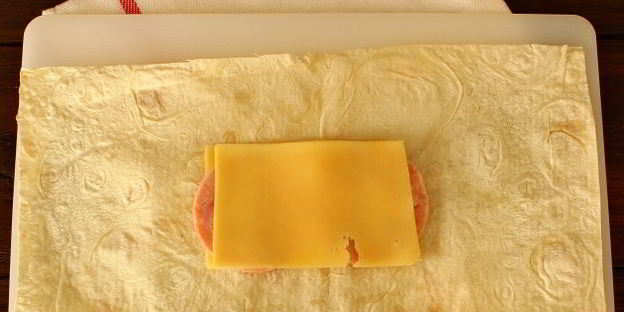 конвертики из лаваша с сыром и ветчиной