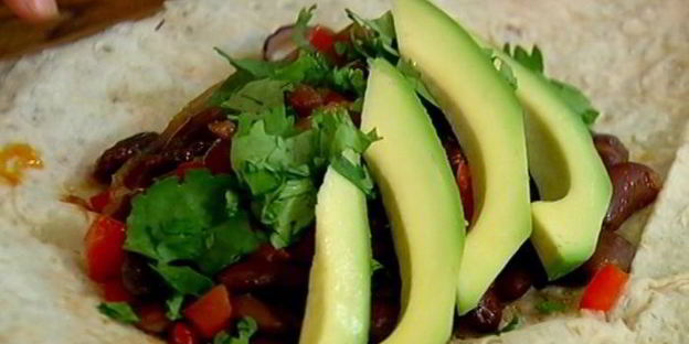 лаваш с ароматной фасолью и авокадо