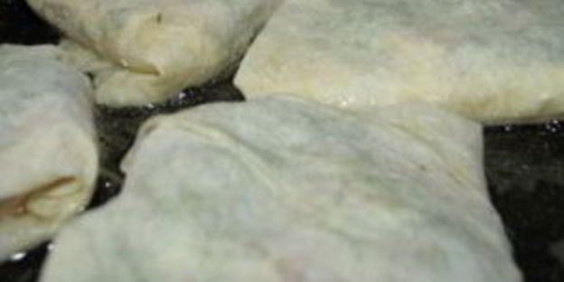 лаваш с брынзой и помидорами