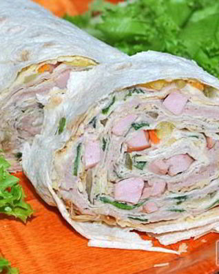 Лаваш с мясопродуктами и огурцами