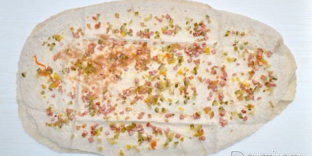 лаваш с мясопродуктами и огурцами