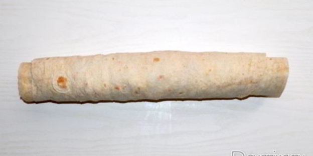 лаваш с мясопродуктами и огурцами