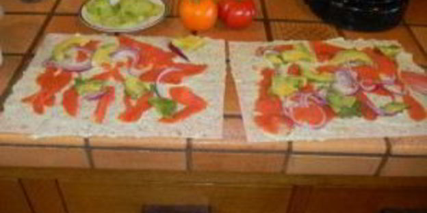 лаваш с семгой и огурцом