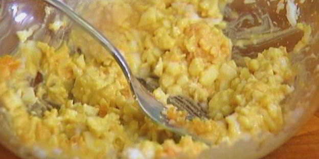 лаваш с тунцом, яйцом и сладкой кукурузой