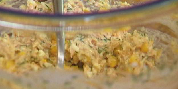 лаваш с тунцом, яйцом и сладкой кукурузой